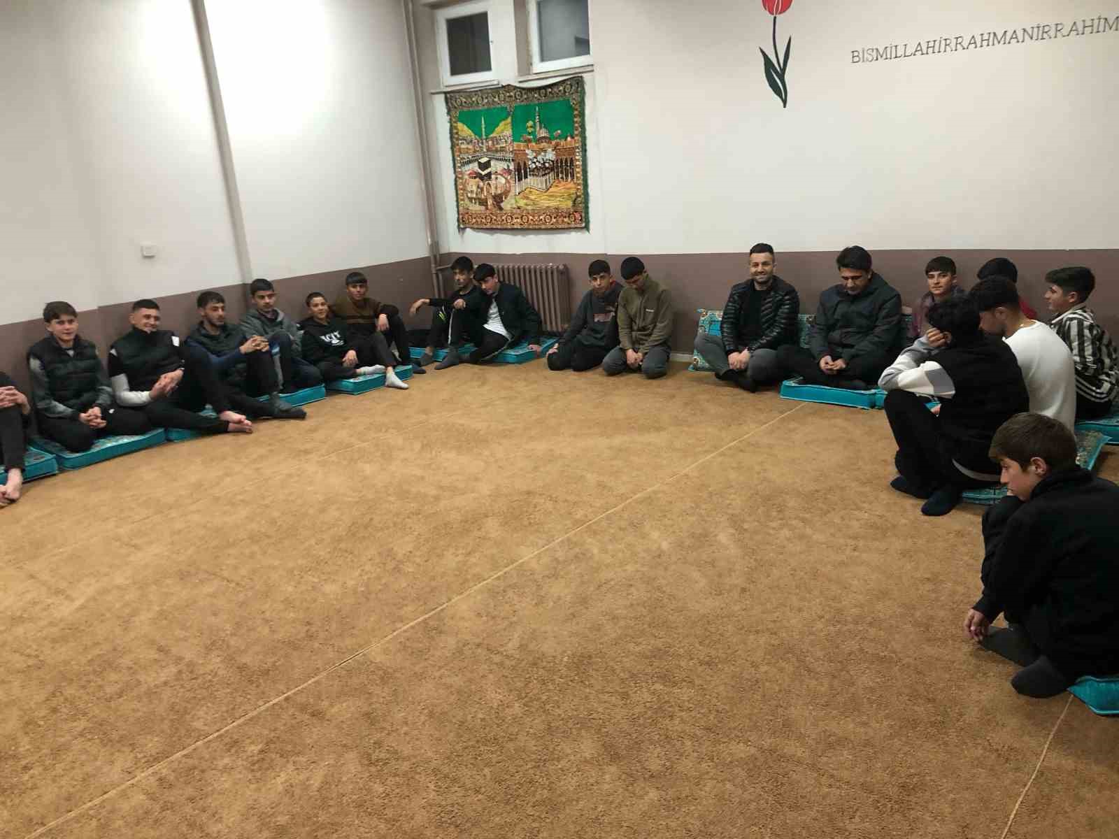 Hamur İlçe Milli Eğitim Müdürü Mehmet Özmüş, öğrencilerle bir araya geldi