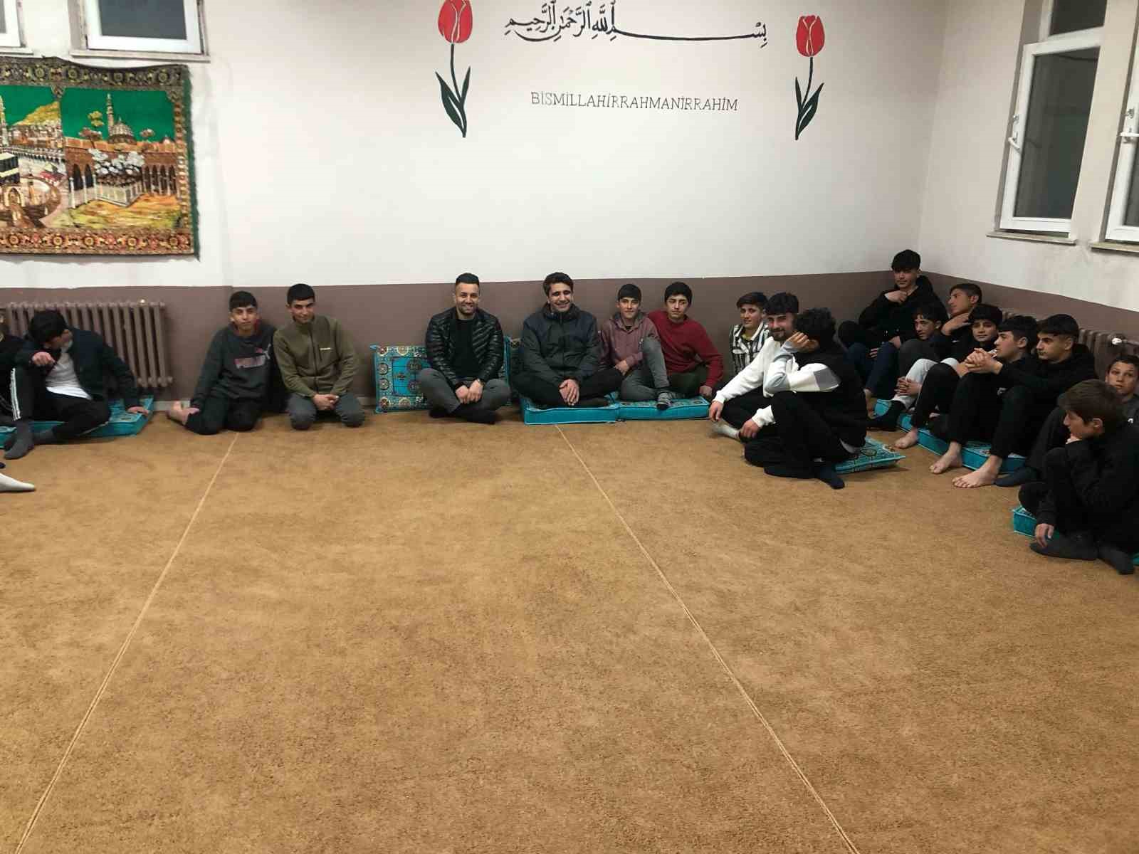 Hamur İl&ccedil;e Milli Eğitim M&uuml;d&uuml;r&uuml; Mehmet &Ouml;zm&uuml;ş, &ouml;ğrencilerle bir araya geldi
