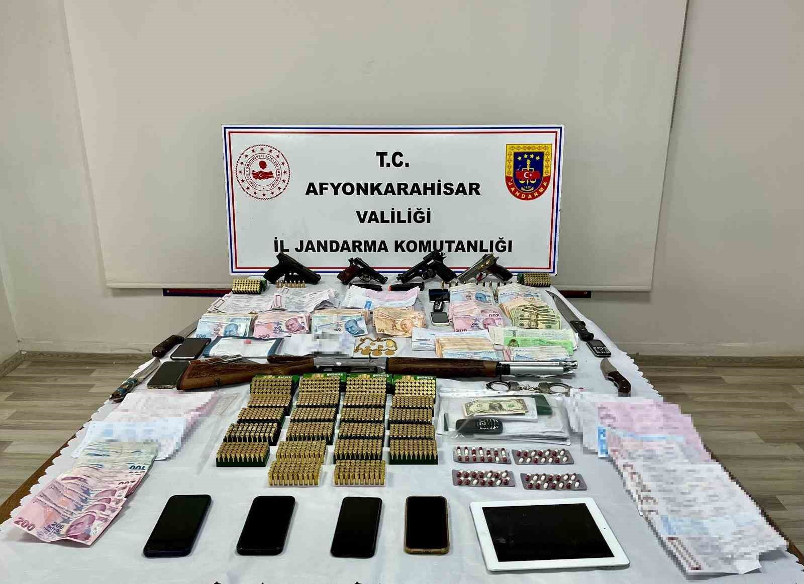 Jandarmanın tefeci operasyonunda ele ge&ccedil;irilen para ve gayrimenkuller dudak u&ccedil;uklattı
