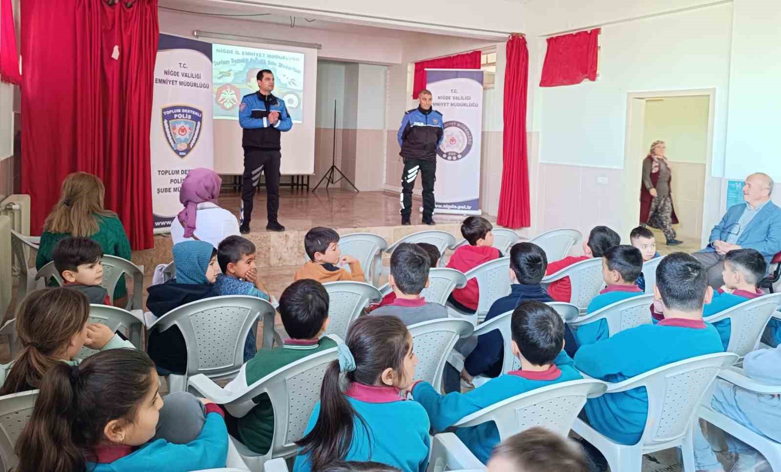 Polislerden &Ouml;ğrencilere G&uuml;venlik Eğitimi
