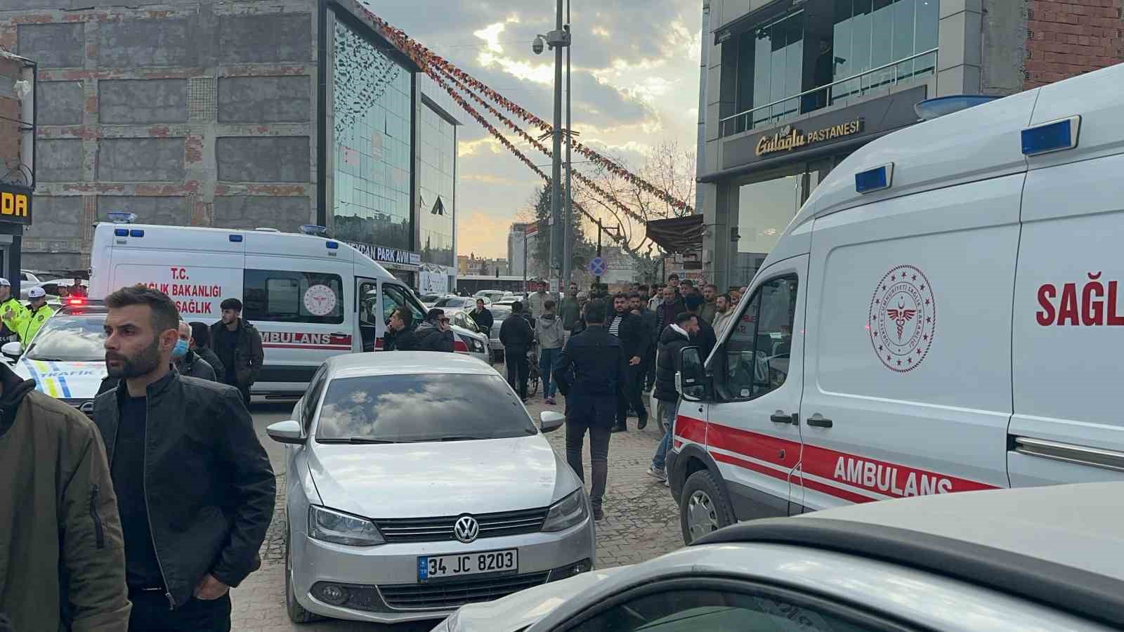 İki grup arasında bı&ccedil;aklı ve usturalı kavga: 3 yaralı
