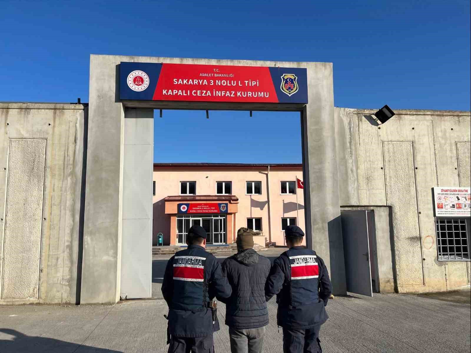 Jandarma uyuşturucuya ge&ccedil;it vermiyor: 2 tutuklama
