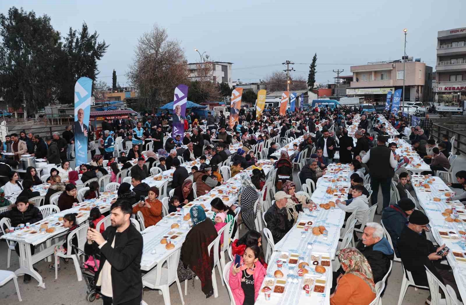 Yüreğir Belediyesi bin kişilik iftar sofrası kurdu