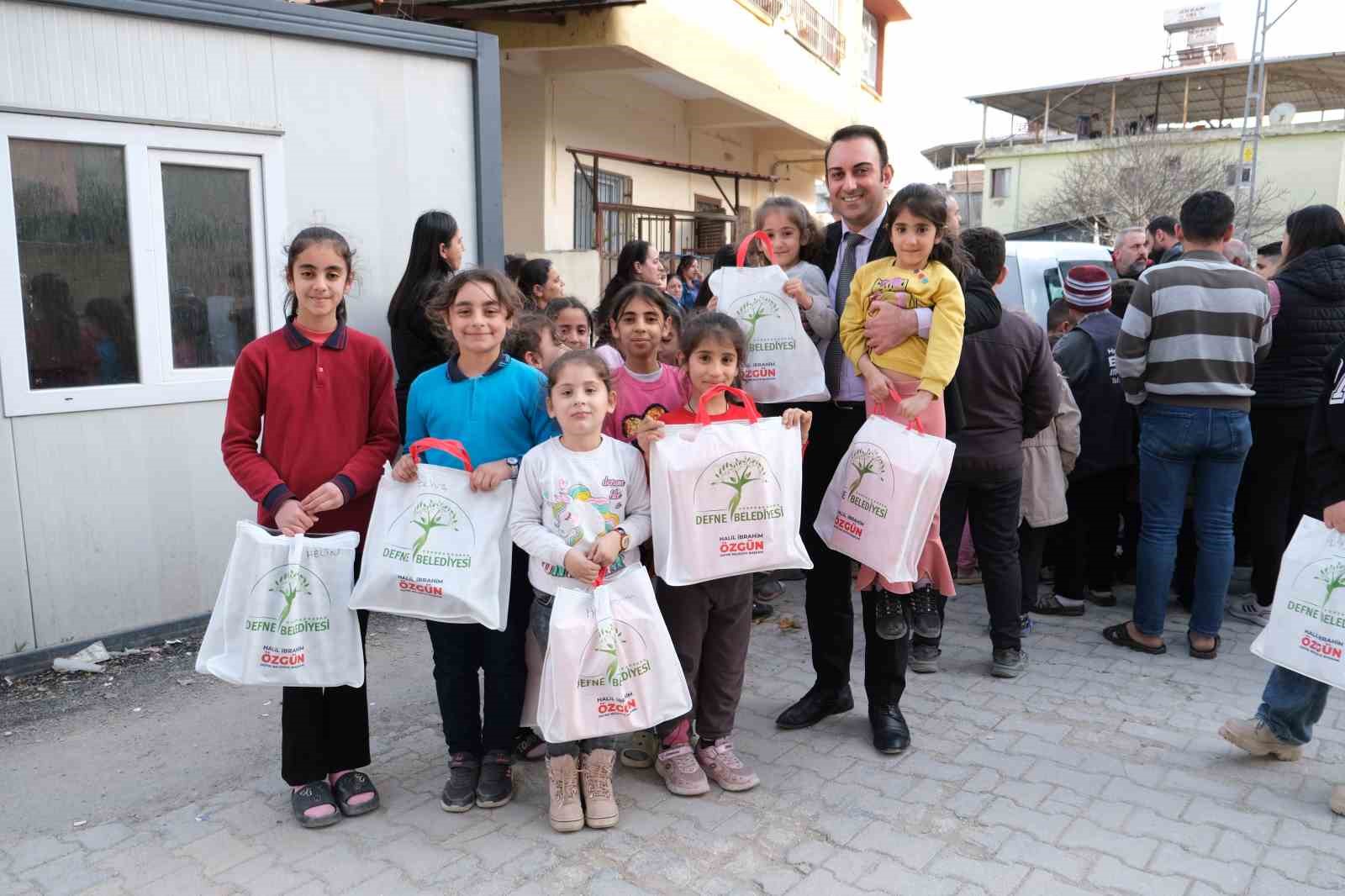 Defne Belediyesi çocuklara ayakkabı dağıttı