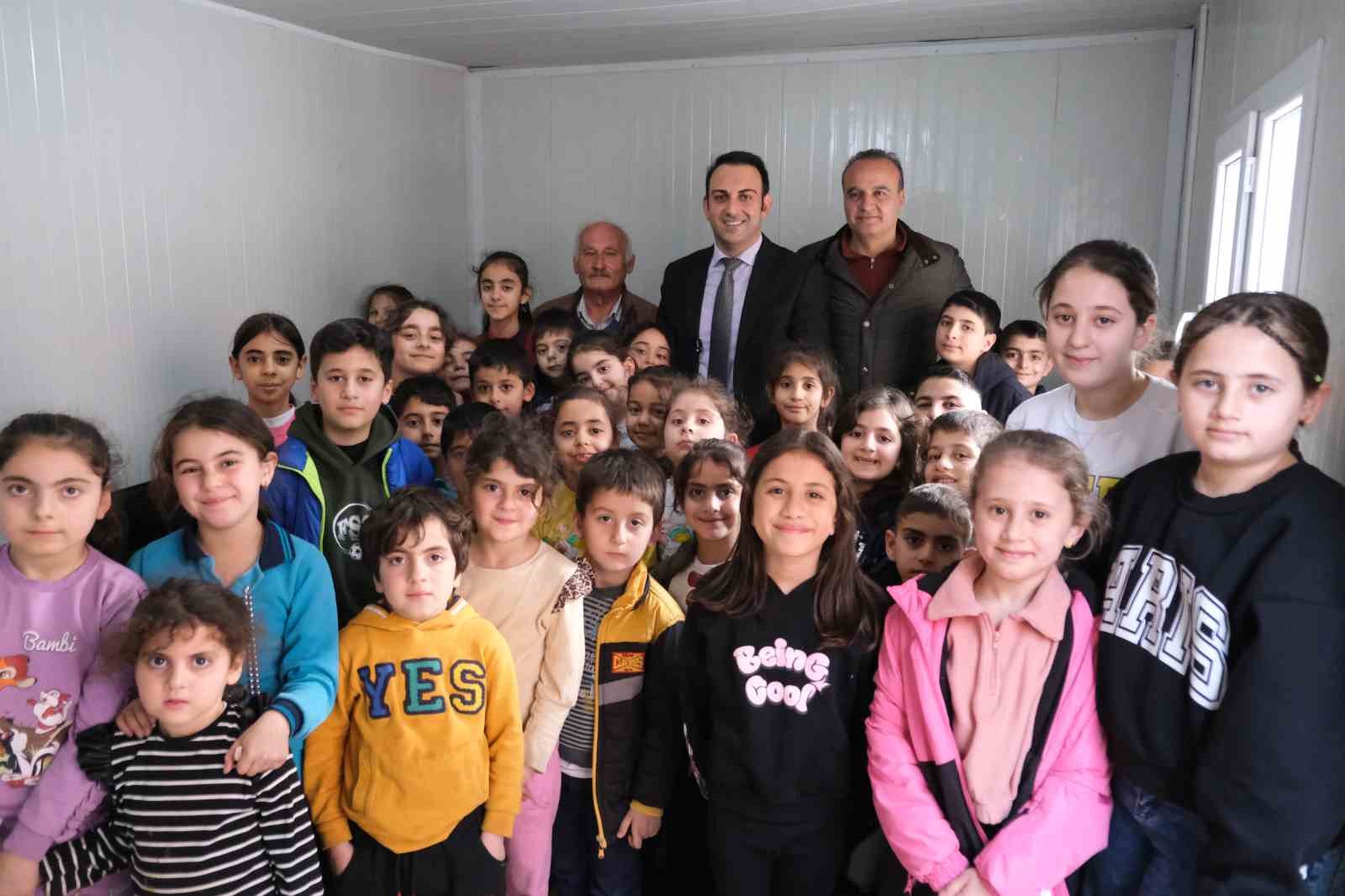Defne Belediyesi &ccedil;ocuklara ayakkabı dağıttı
