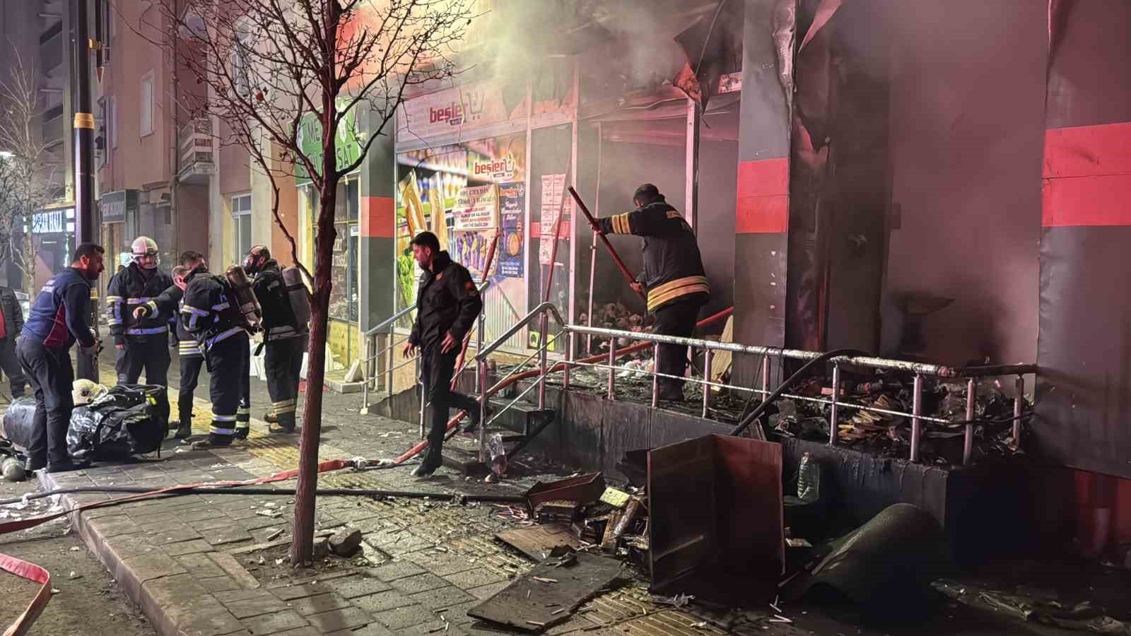 Markette &ccedil;ıkan yangın paniğe neden oldu
