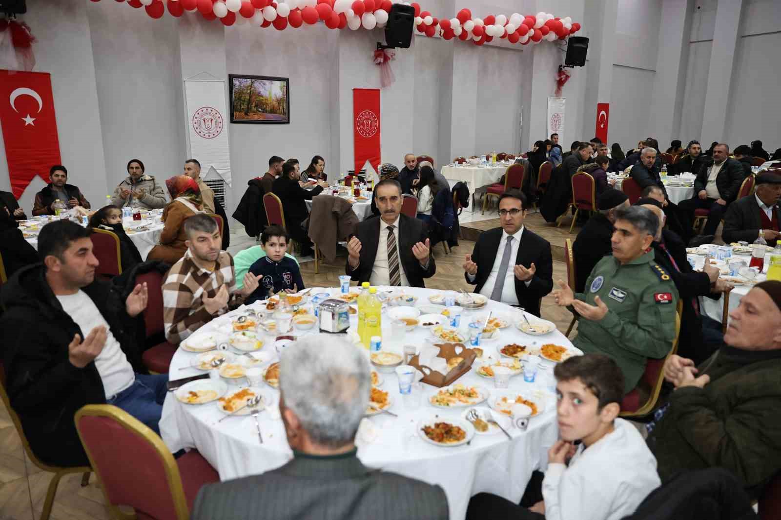 Muş Valiliği, şehit yakınları ve gaziler i&ccedil;in iftar programı d&uuml;zenledi
