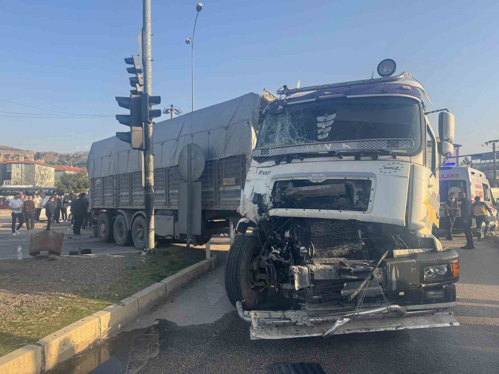 Tırla çarpışan midibüste 4’ü yabancı uyruklu 5 kişi yaralandı