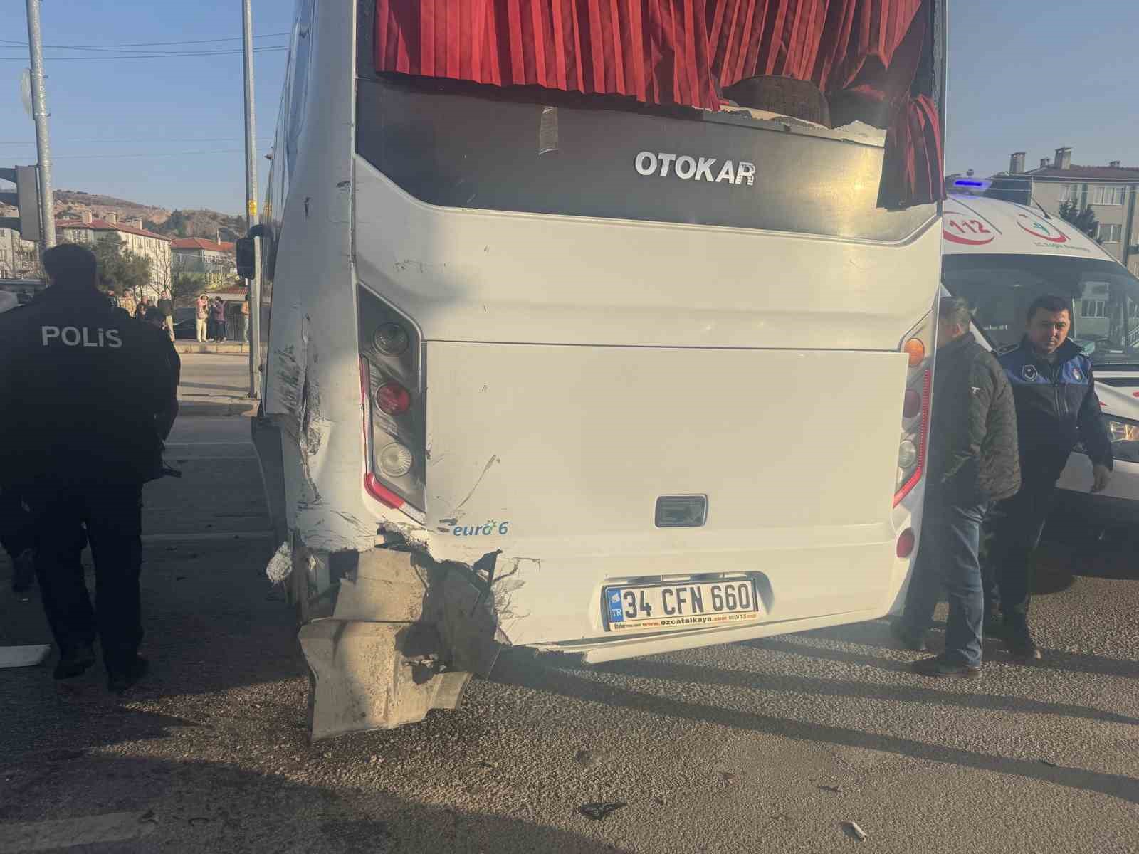 Tırla &ccedil;arpışan midib&uuml;ste 4&rsquo;&uuml; yabancı uyruklu 5 kişi yaralandı
