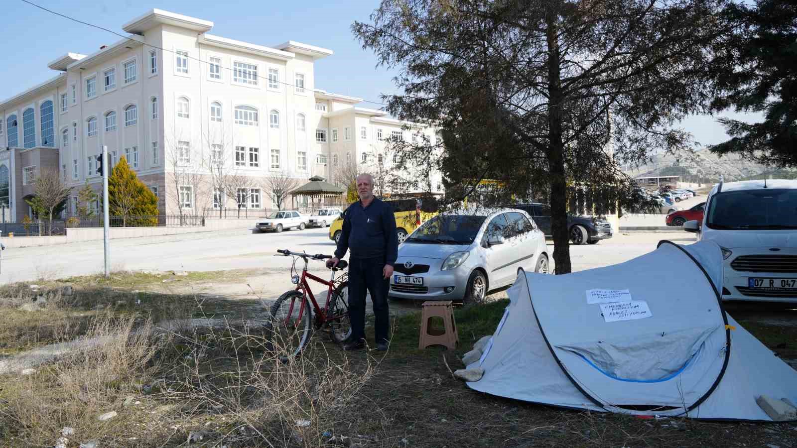 Kirası yükseltilince adliye önüne çadır kurdu