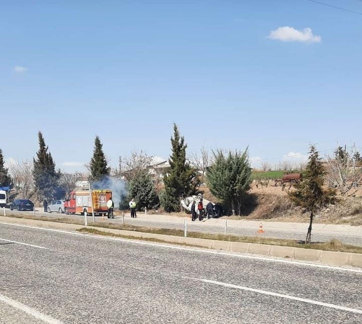 Otomobil takla atarak şarampole yuvarlandı