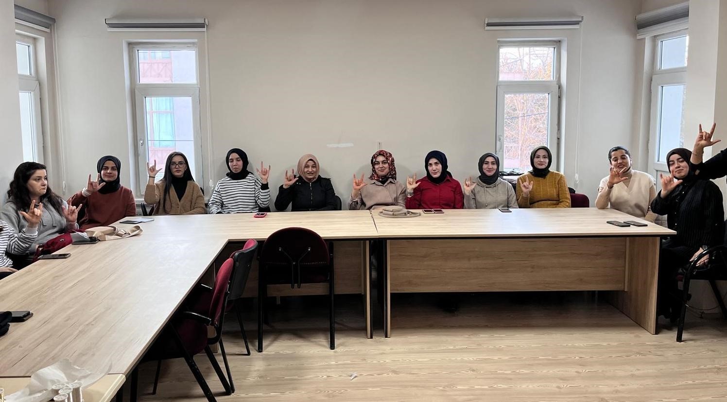 Tercan&rsquo;da işaret dili kursunu bitirip belgelerini aldılar
