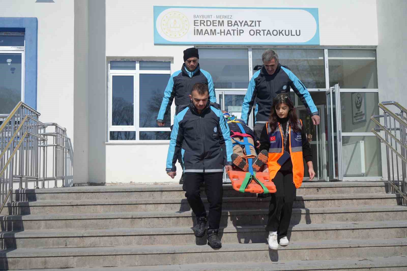 Bayburt’ta eksi 15 derece havada gerçeği aratmayan deprem ve yangın tatbikatı yapıldı