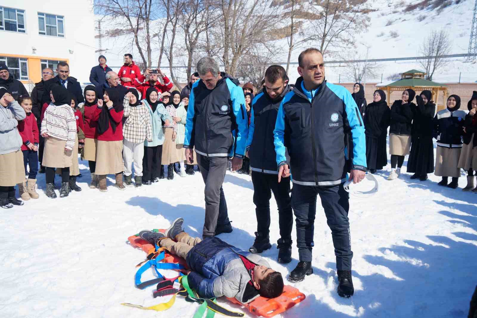 Bayburt’ta eksi 15 derece havada gerçeği aratmayan deprem ve yangın tatbikatı yapıldı