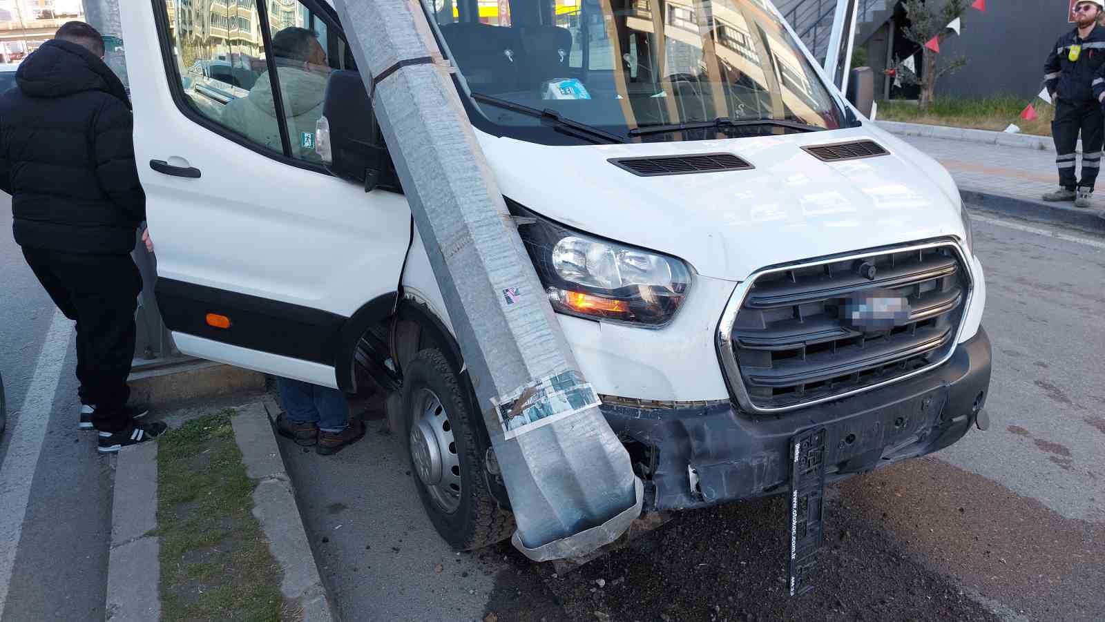Direksiyon başında kalp krizi ge&ccedil;irerek kaza yapan dolmuş şof&ouml;r&uuml; hayatını kaybetti
