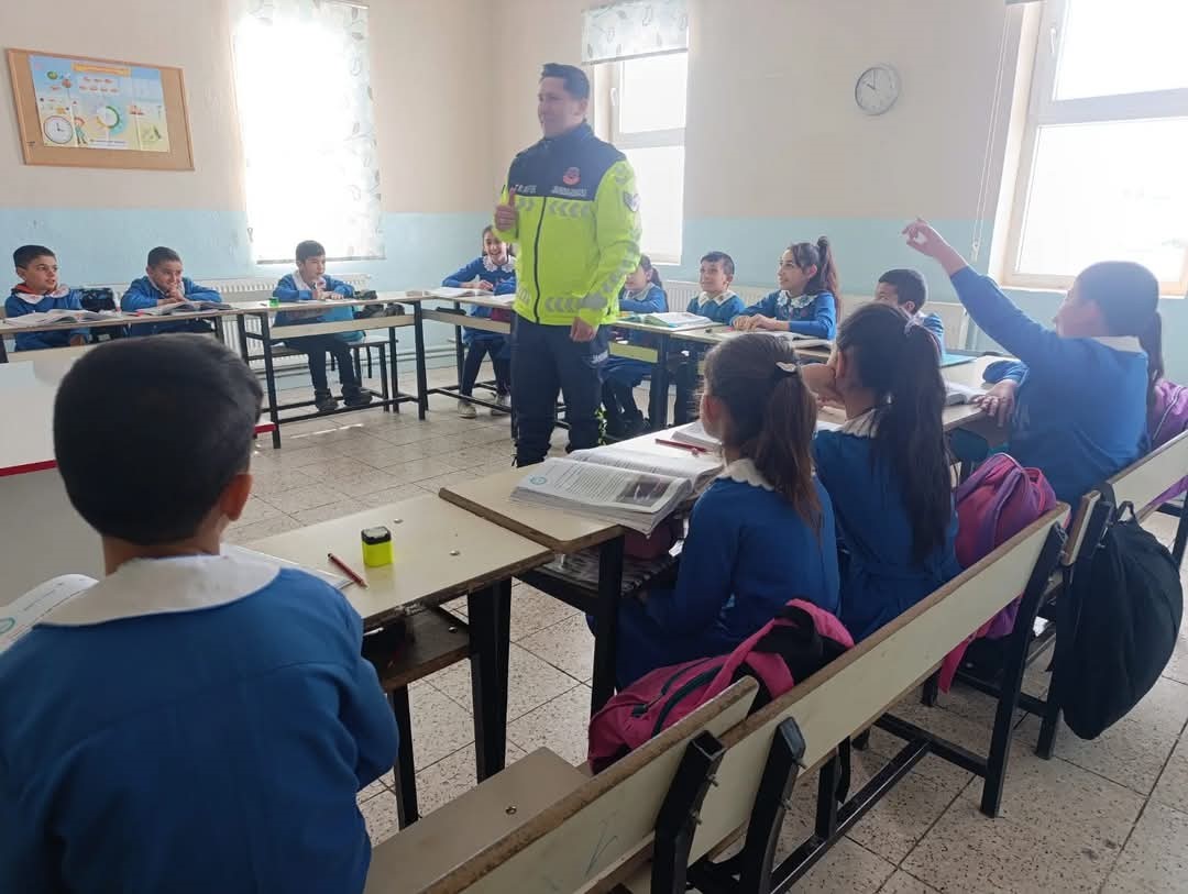 Akyaka’da jandarma ekiplerinden öğrencilere "Trafik Dedektifleri Projesi" eğitimi