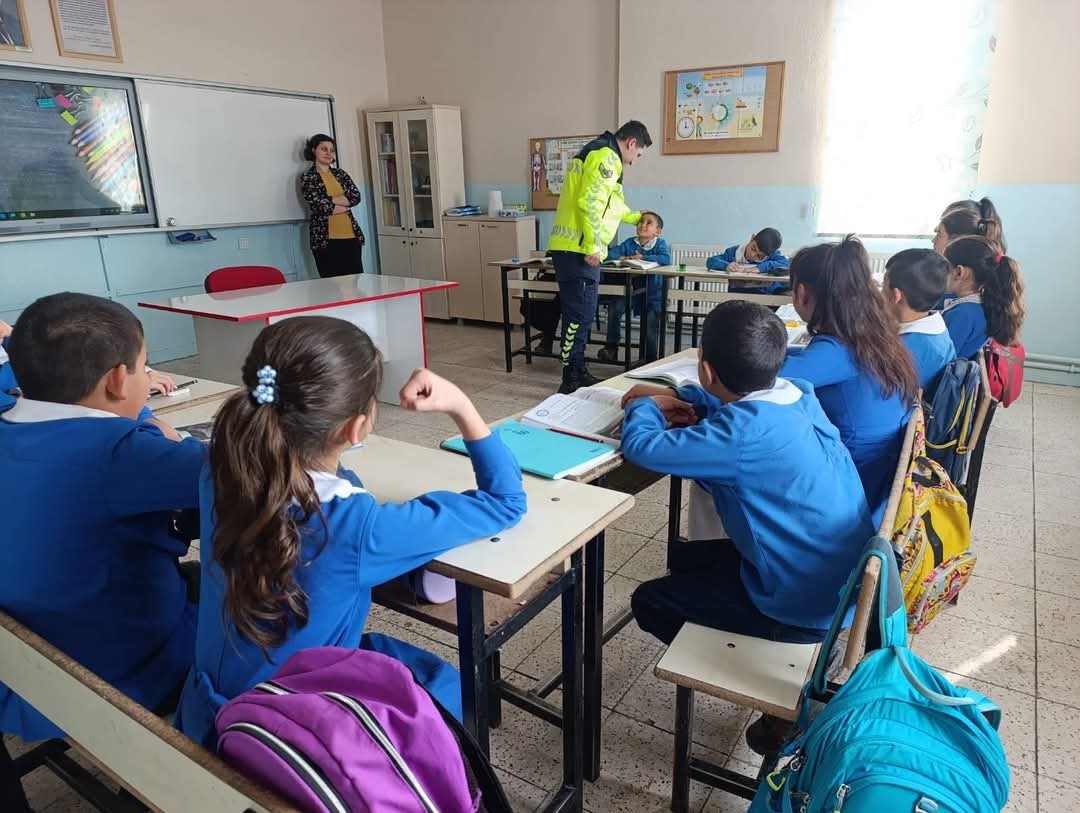 Akyaka’da jandarma ekiplerinden öğrencilere 