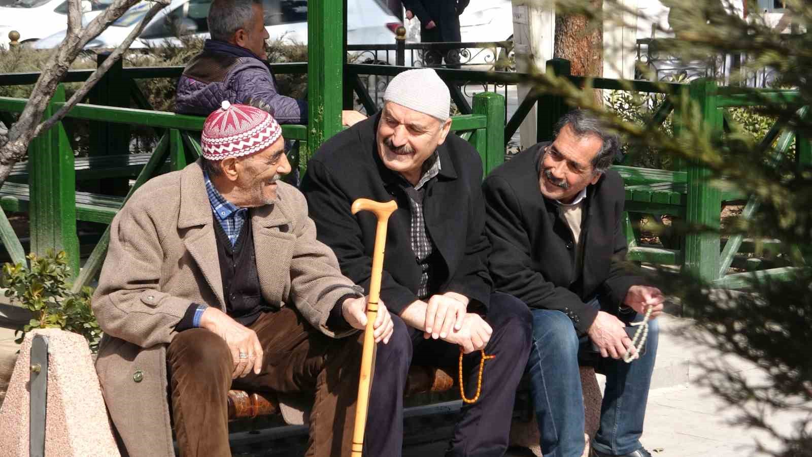 Van&rsquo;da dondurucu soğuğun ardından vatandaşlar g&uuml;neşin tadını &ccedil;ıkardı
