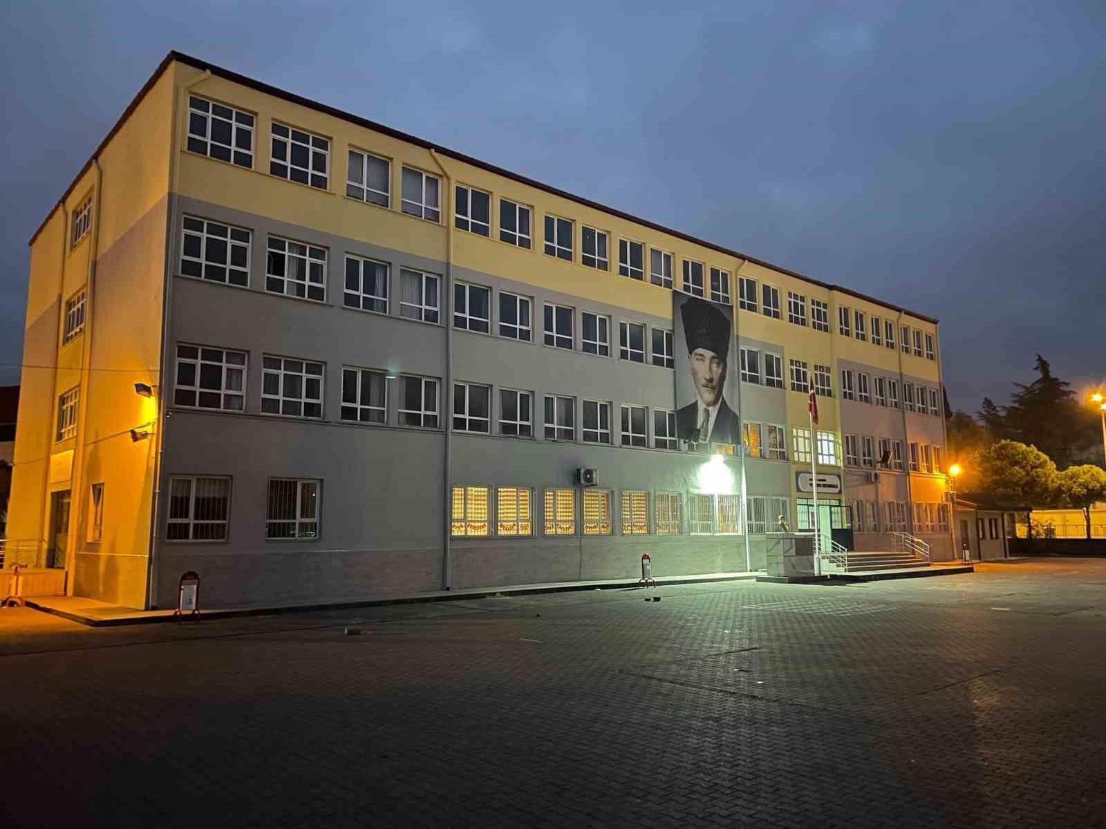 Yanan okul 15 gün içinde eğitime hazır hale getirildi