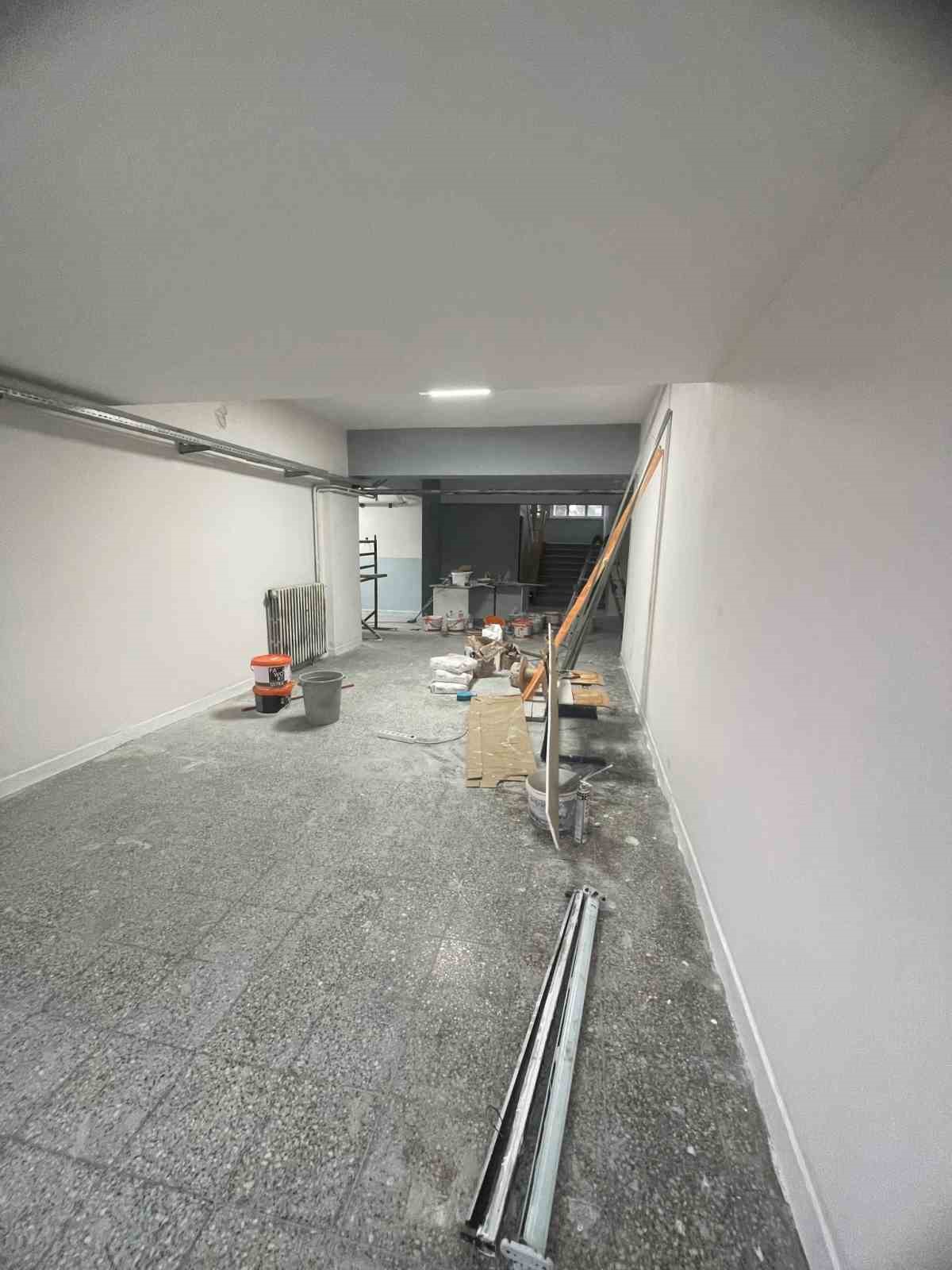 Yanan okul 15 g&uuml;n i&ccedil;inde eğitime hazır hale getirildi
