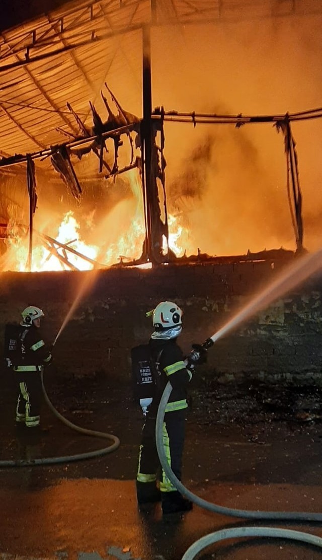 Mobilya imalathanesi alevlere teslim oldu
