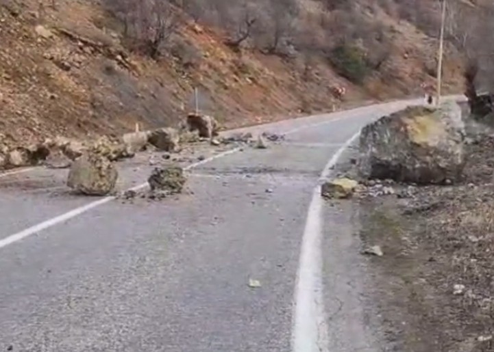 Havaların ısınmasıyla düşen kayalar tehlike saçıyor