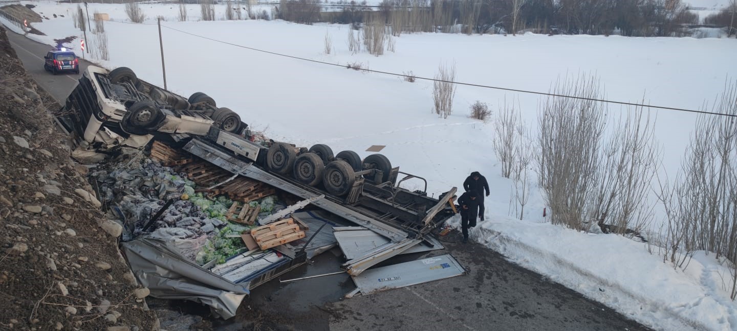 Tır bariyerleri aşarak duvardan aşağıya uçtu: 1 yaralı
