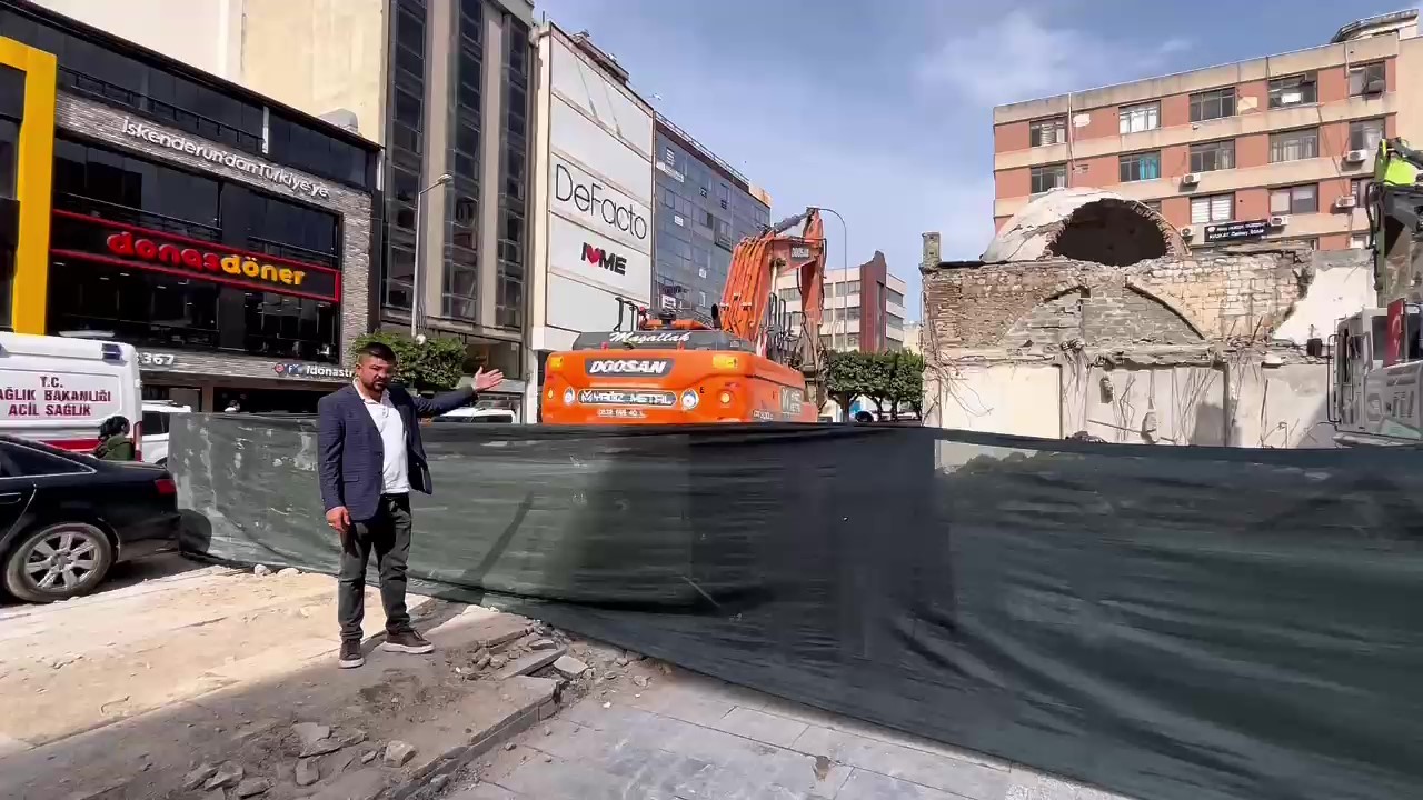 Hasarlı bina yıkım esnasında tarihi hamamın &uuml;zerine devrildi
