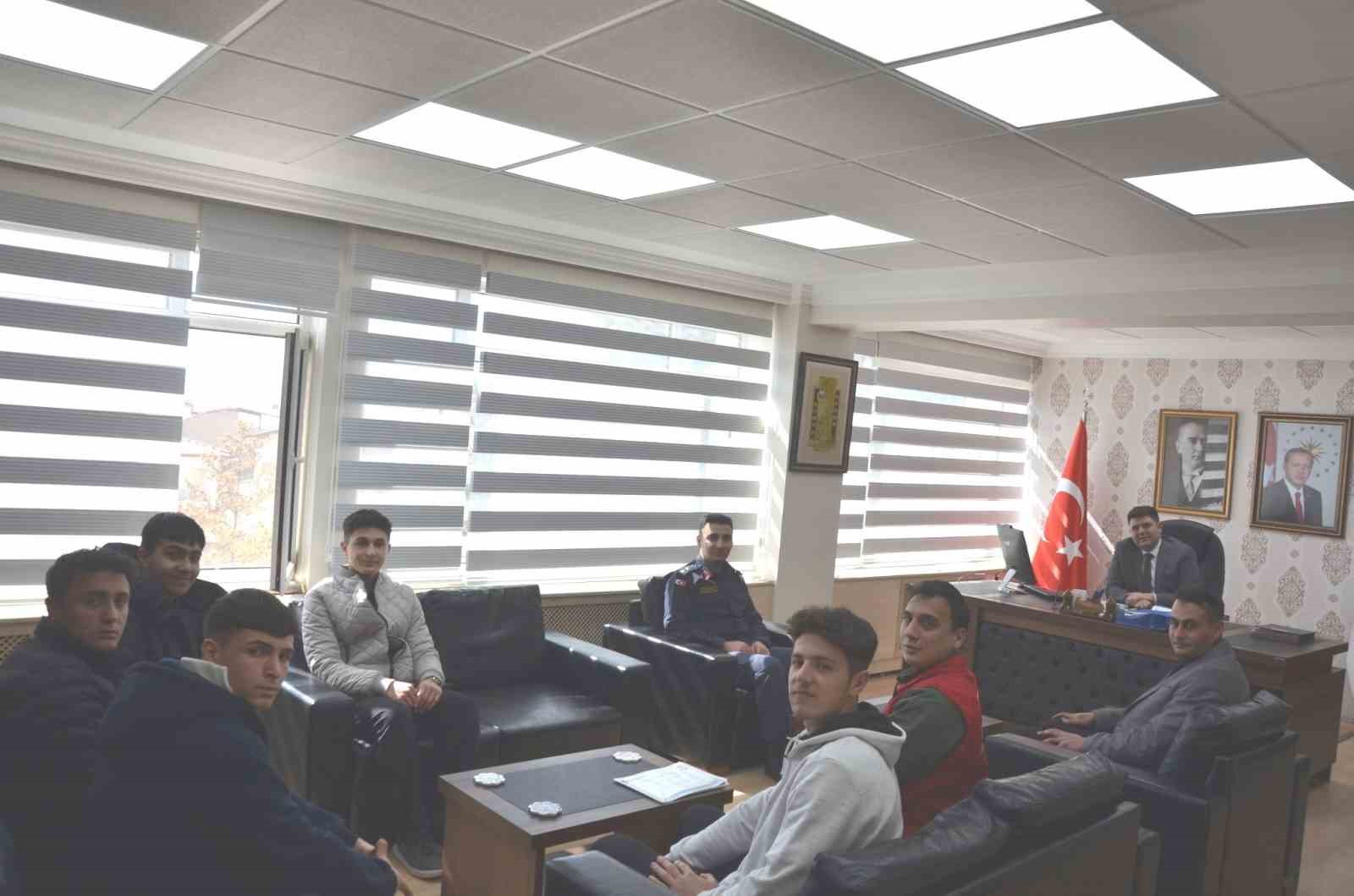 Kaymakam Seyman, bilek güreşi şampiyonlarına belgelerini verdi