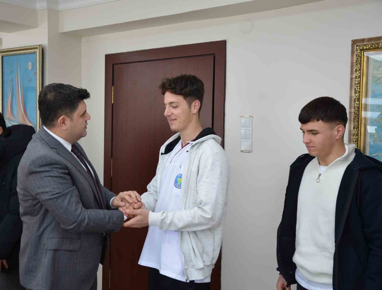 Kaymakam Seyman, bilek g&uuml;reşi şampiyonlarına belgelerini verdi
