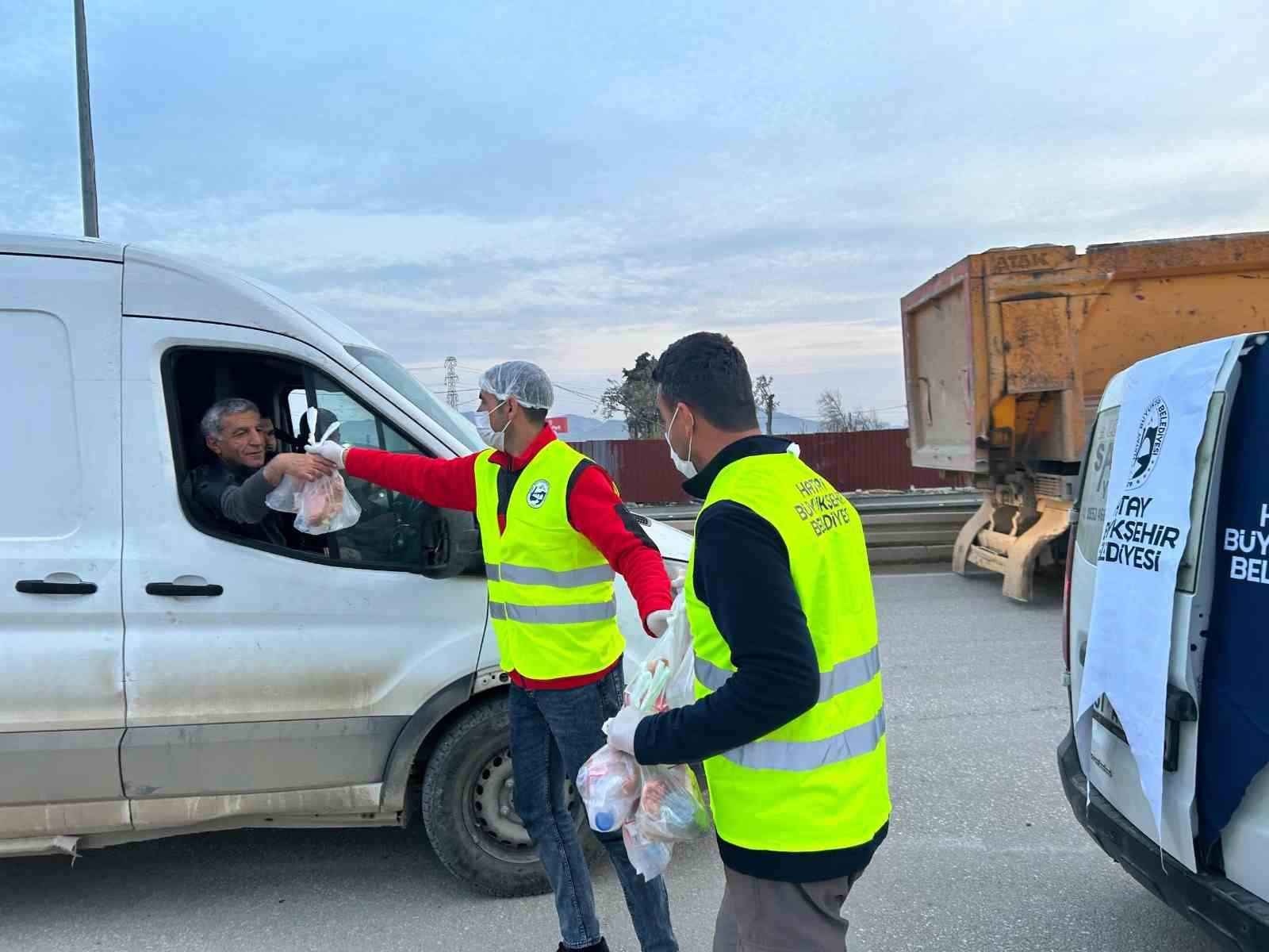 İftara trafikte yakalanan vatandaşların iftarlıkları Hatay Büyükşehir Belediyesi’nden