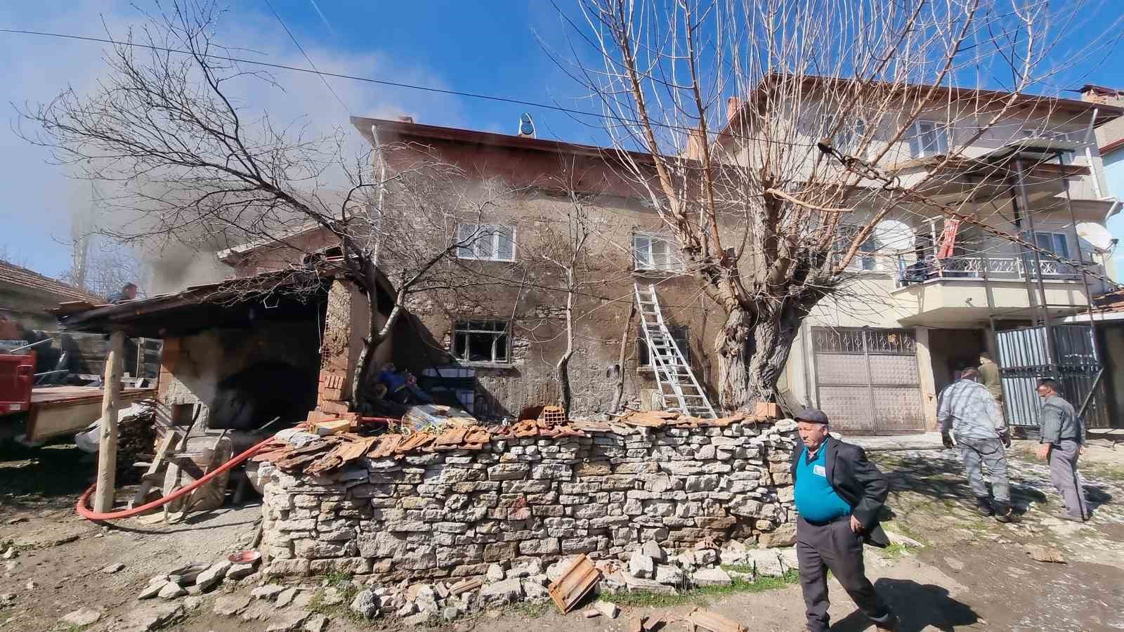 Domani&ccedil;&rsquo;te ev yangını, iki katlı ev kullanılamaz hale geldi
