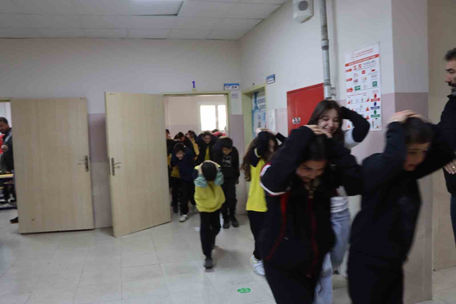 Adana’da öğrencilerle deprem tatbikatı gerçeğini aratmadı