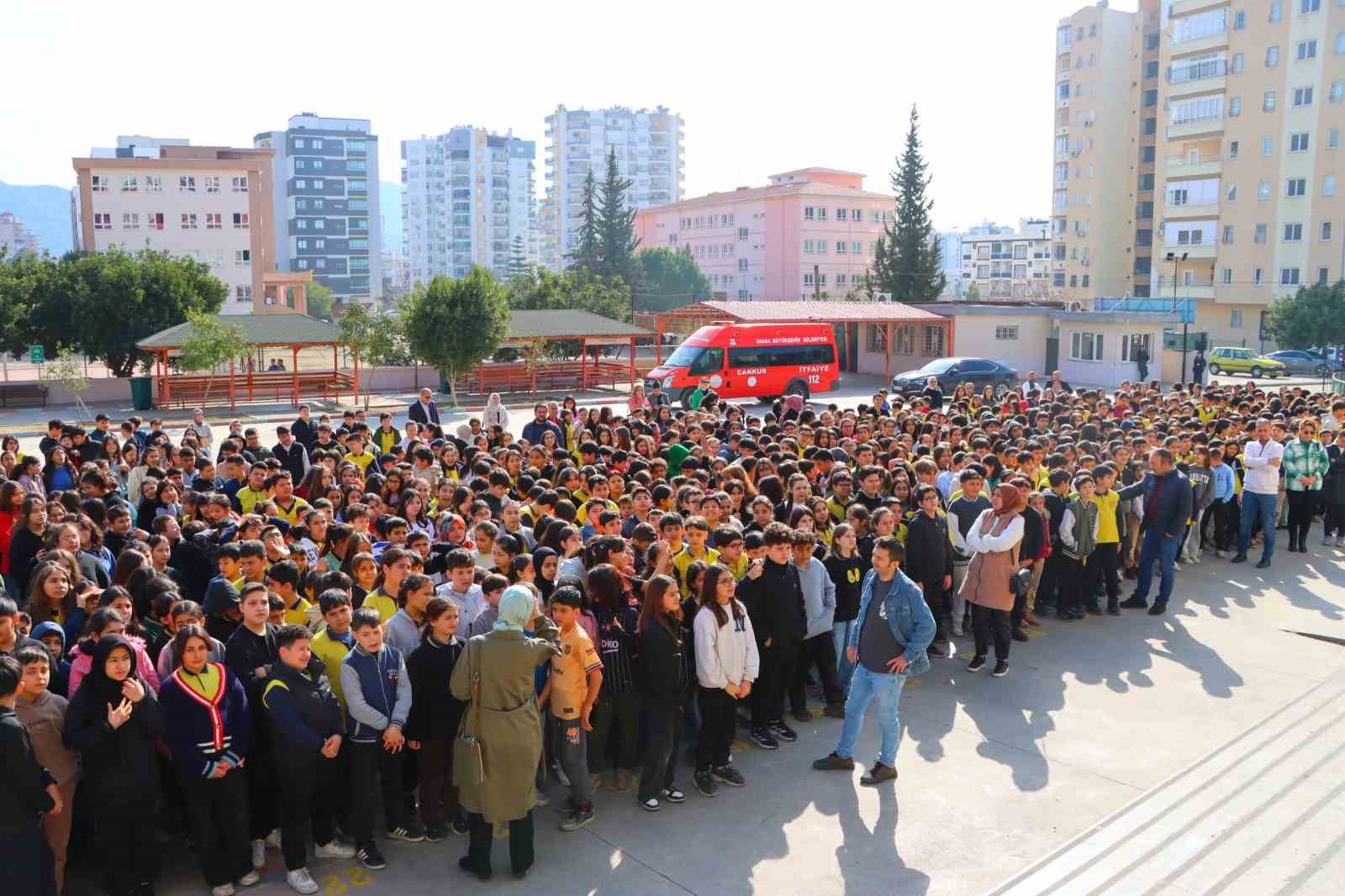 Adana&rsquo;da &ouml;ğrencilerle deprem tatbikatı ger&ccedil;eğini aratmadı
