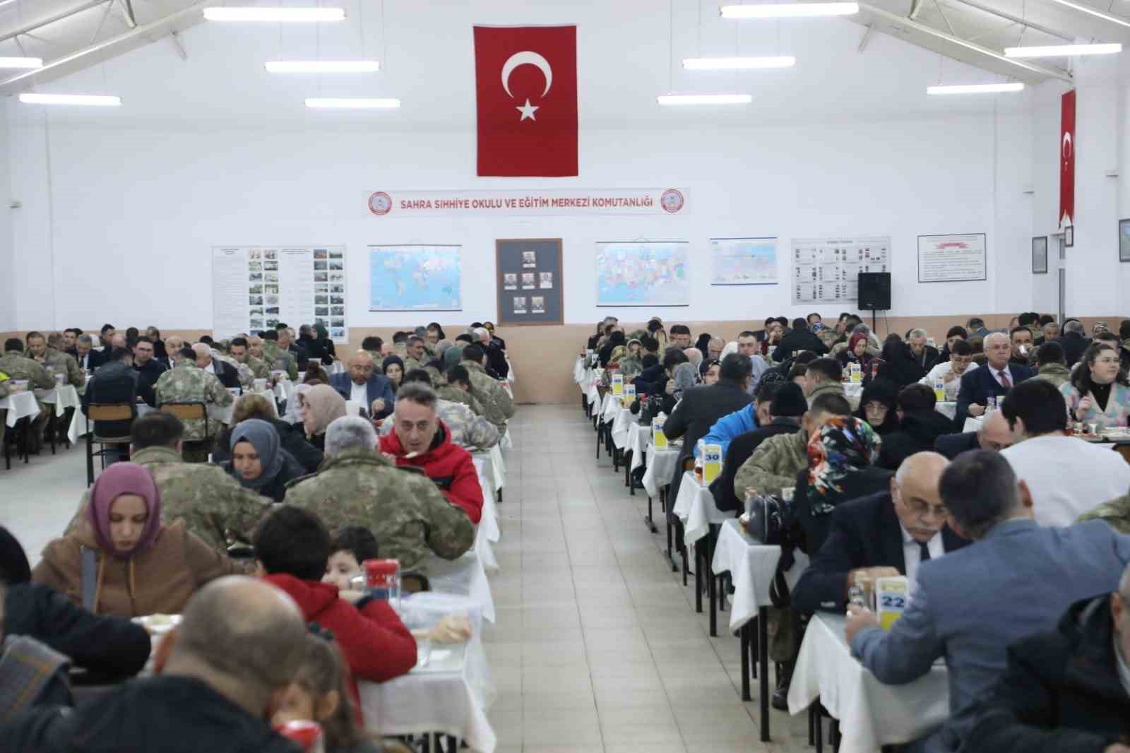 Samsun&rsquo;da şehit aileleri, gaziler ve yakınlarına kışlada iftar
