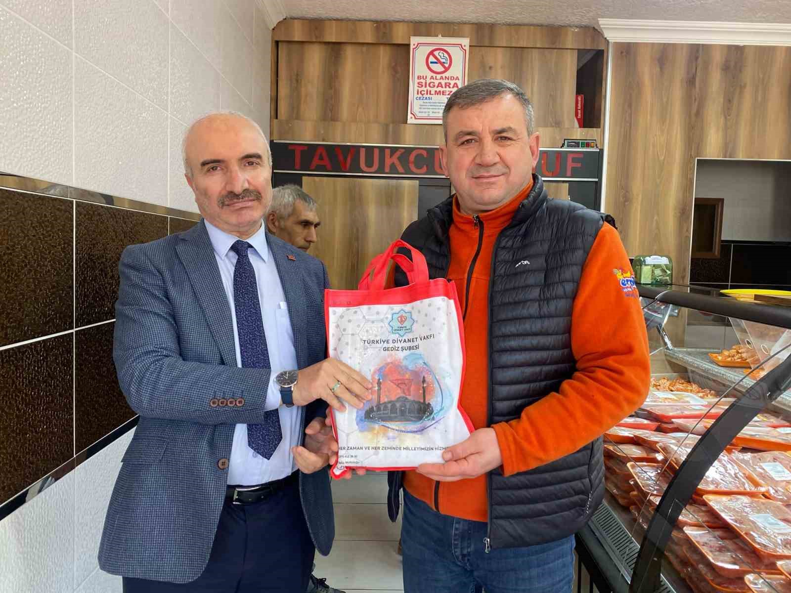 M&uuml;ft&uuml; Sebahattin Turan&rsquo;dan esnafa Kur&rsquo;an-ı Kerim hediyesi
