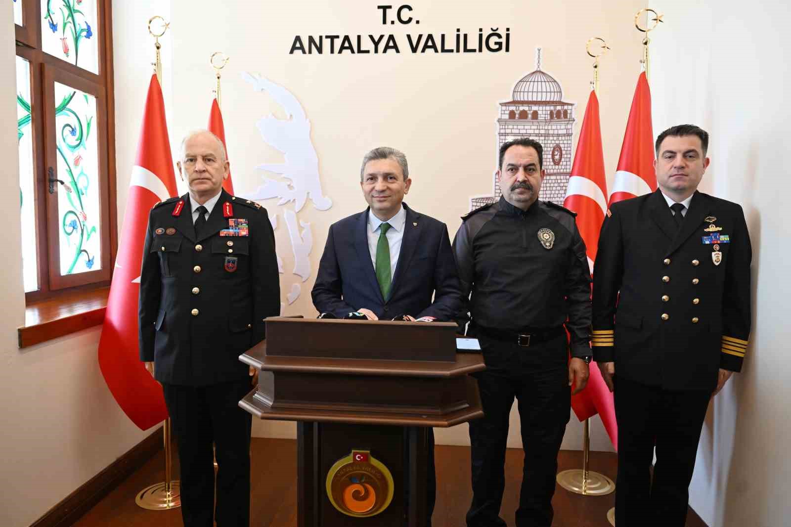 Antalya&rsquo;da sokak d&uuml;ğ&uuml;nleri yasaklandı
