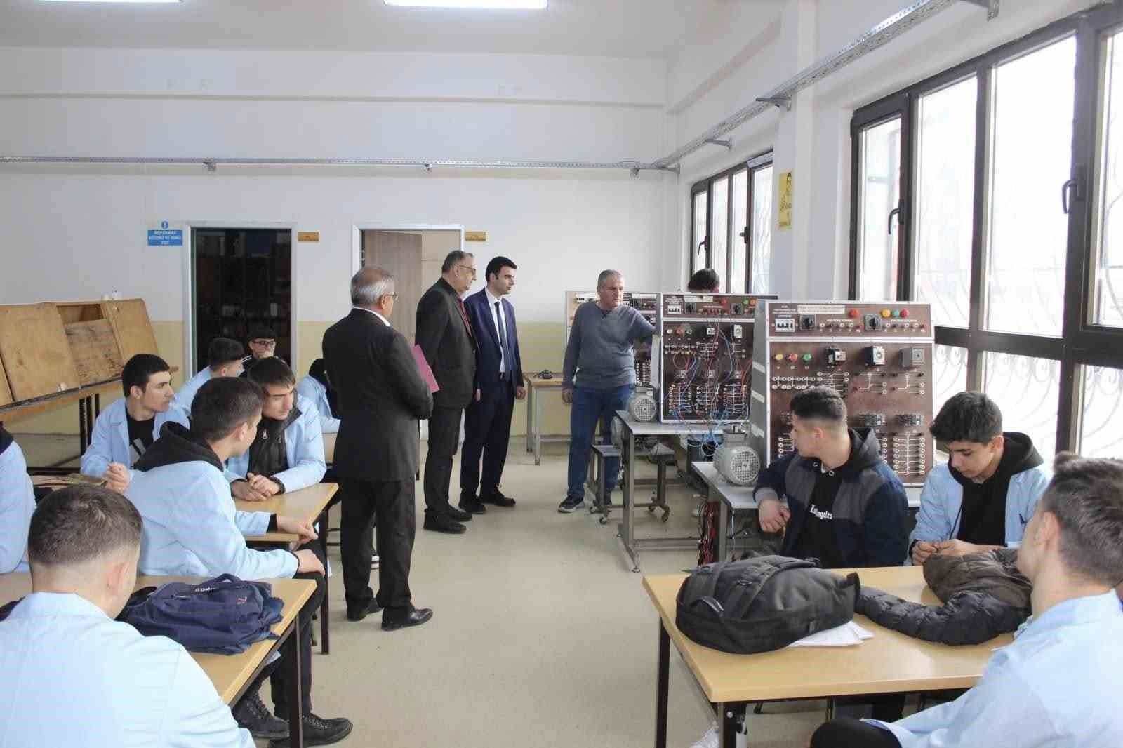 Kaymakam meslek lisesi &ouml;ğrencileri ile birlikte derse katıldı
