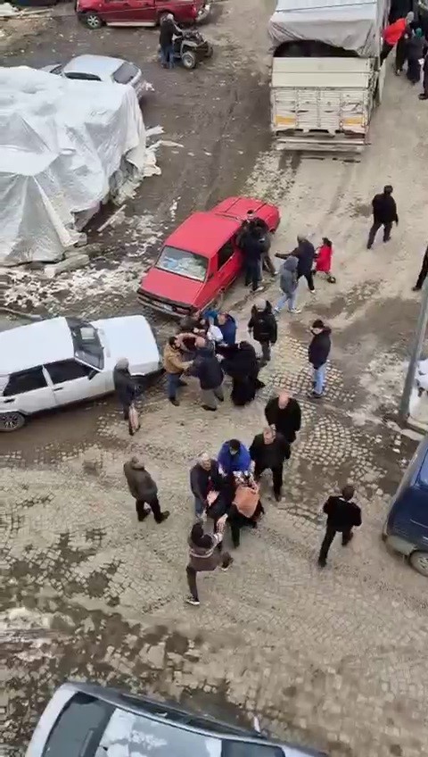 Yardım dağıtımında kavga
