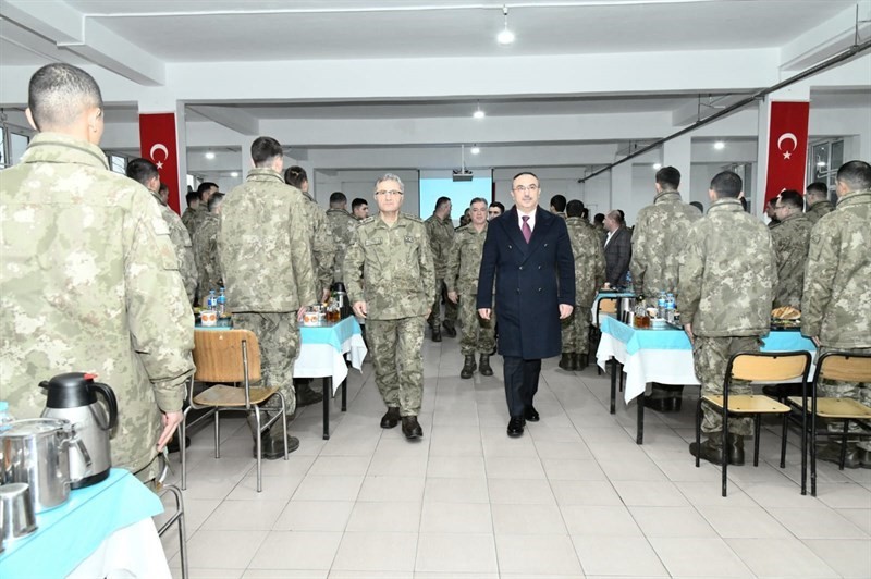 Vali Soyt&uuml;rk ve 1. Ordu Komutanı Orgeneral Tokel Mehmet&ccedil;ik ile iftar yaptı
