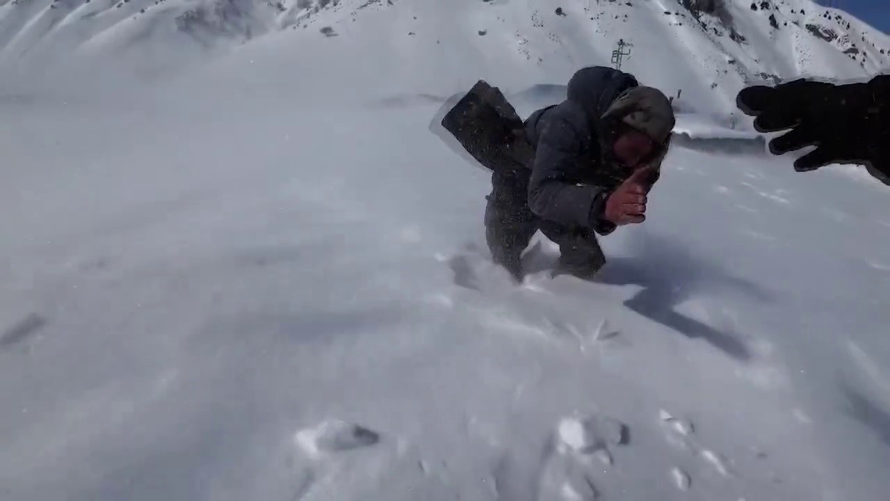 Mezrada mahsur kalan vatandaş askeri helikopter ile kurtarıldı