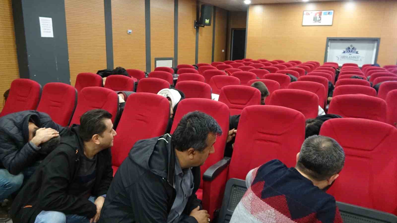 Söyleşi sırasında gerçeği aratmayan deprem tatbikatı