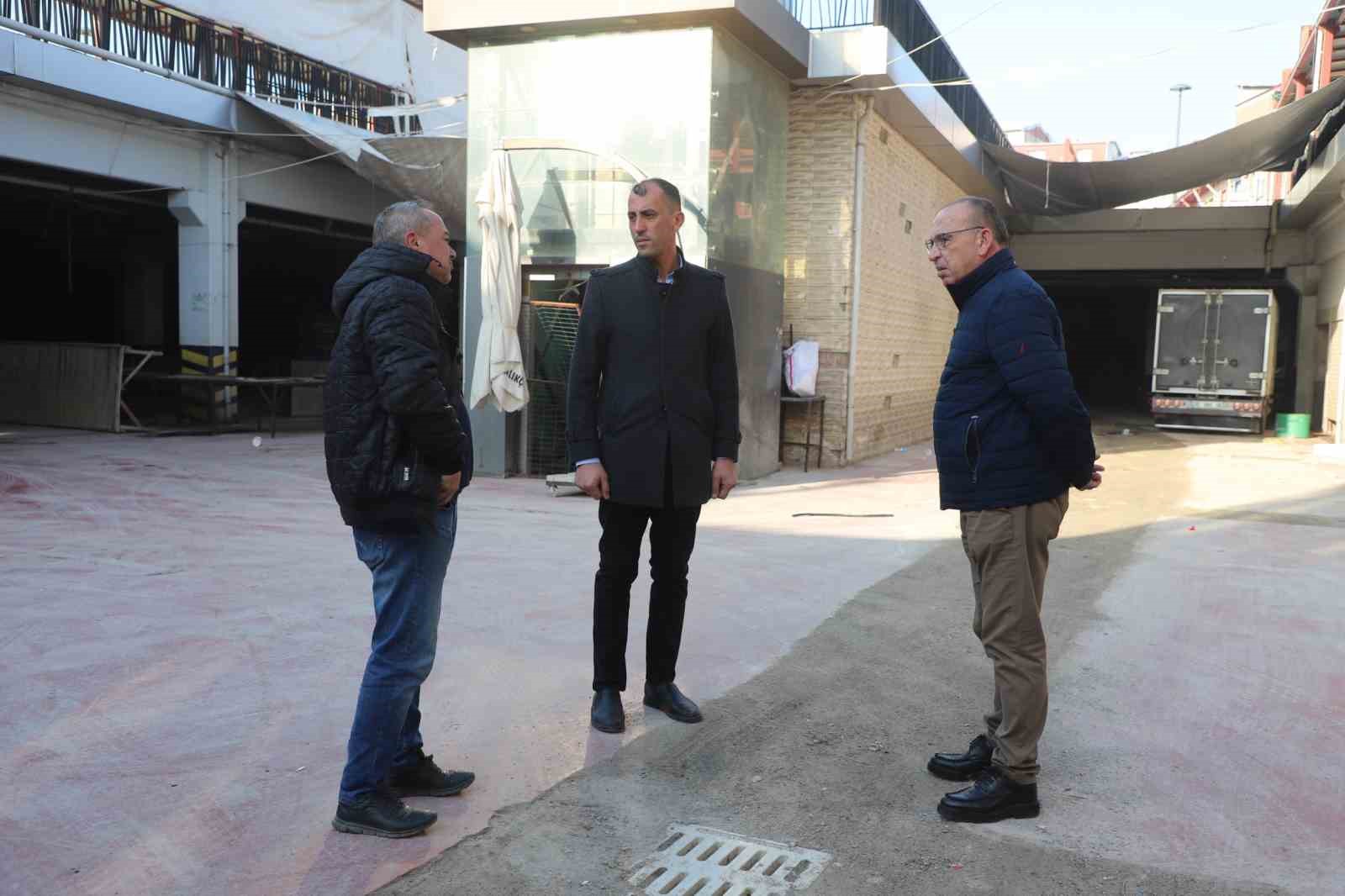 Başkan Akın Cumartesi Pazarı&rsquo;ndaki &ccedil;alışmaları inceledi
