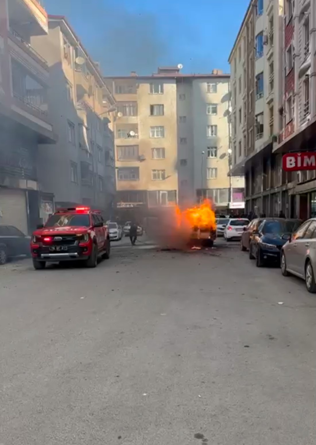 Iğdır’da seyir halindeki araç alev alev yandı