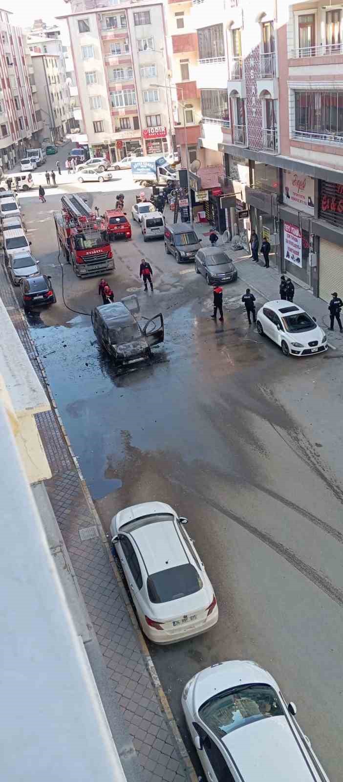 Iğdır&rsquo;da seyir halindeki ara&ccedil; alev alev yandı
