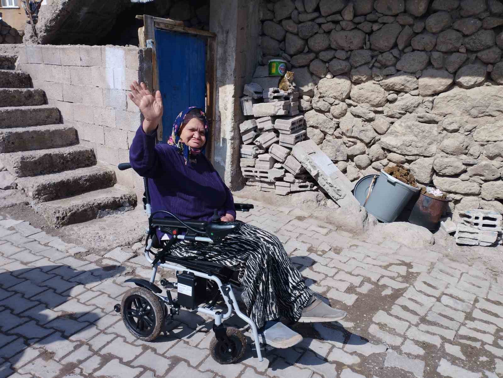 Ümmügülsüm teyzenin hayali gerçek oldu: İyilik Ailesi akülü araba hediye etti