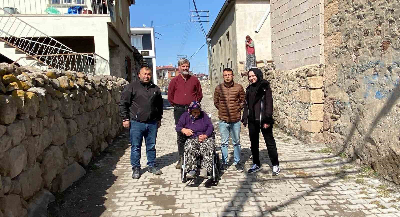 &Uuml;mm&uuml;g&uuml;ls&uuml;m teyzenin hayali ger&ccedil;ek oldu: İyilik Ailesi ak&uuml;l&uuml; araba hediye etti
