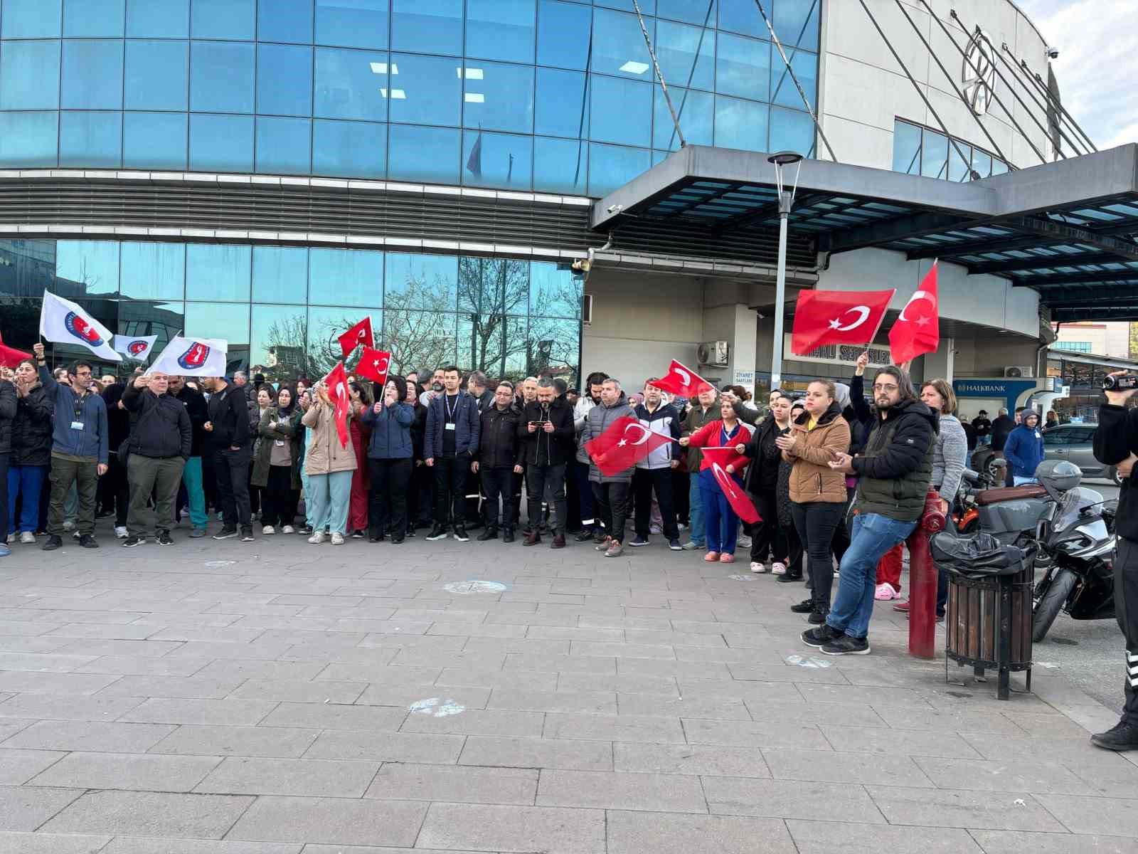 Pamukkale &Uuml;niversitesi &ccedil;alışanları eşit &ccedil;alışma şartı ve &uuml;cret i&ccedil;in eylem yaptı
