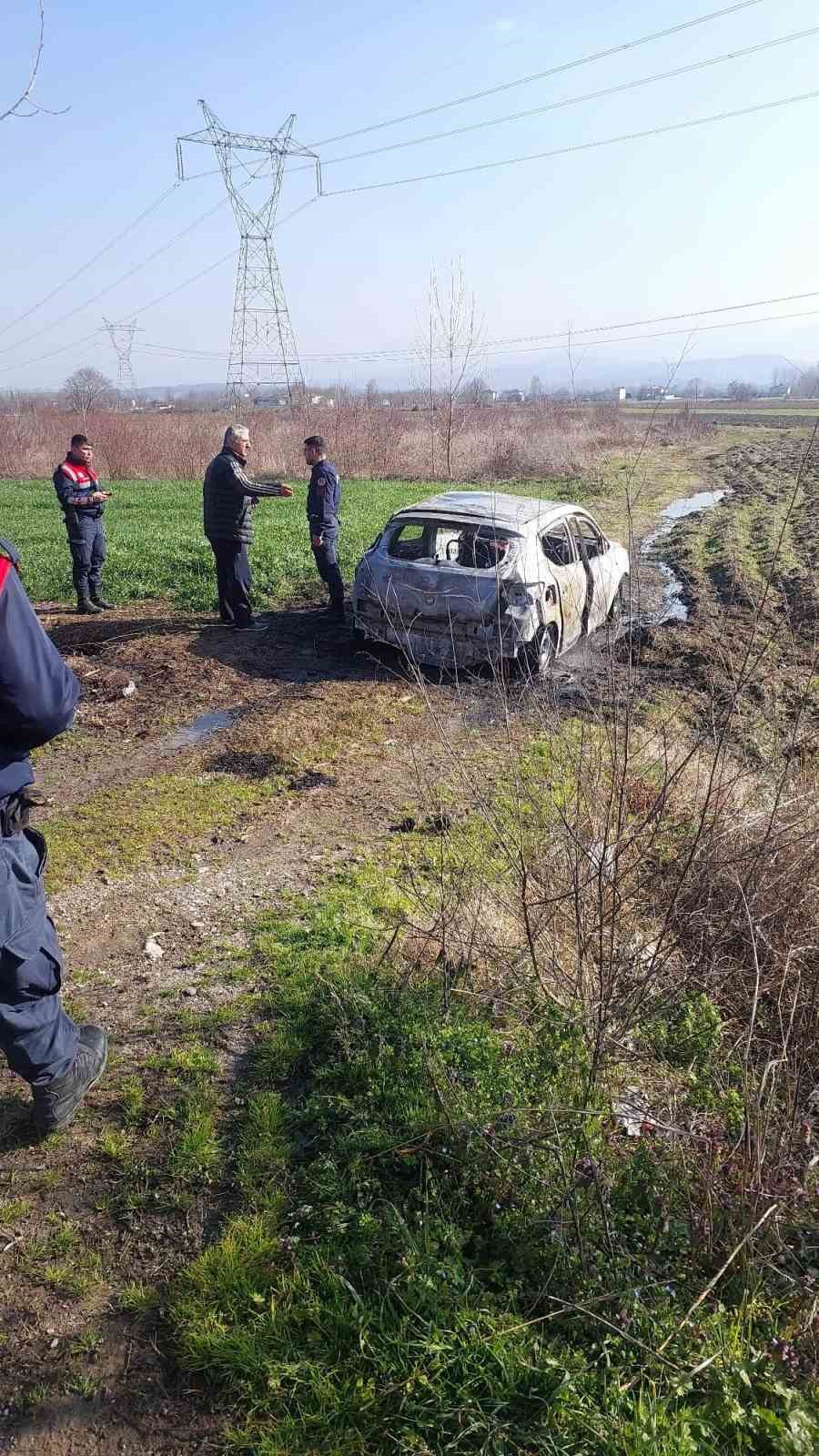 Tarlaya &ccedil;ektiği otomobilde kendini yakmaya &ccedil;alıştı
