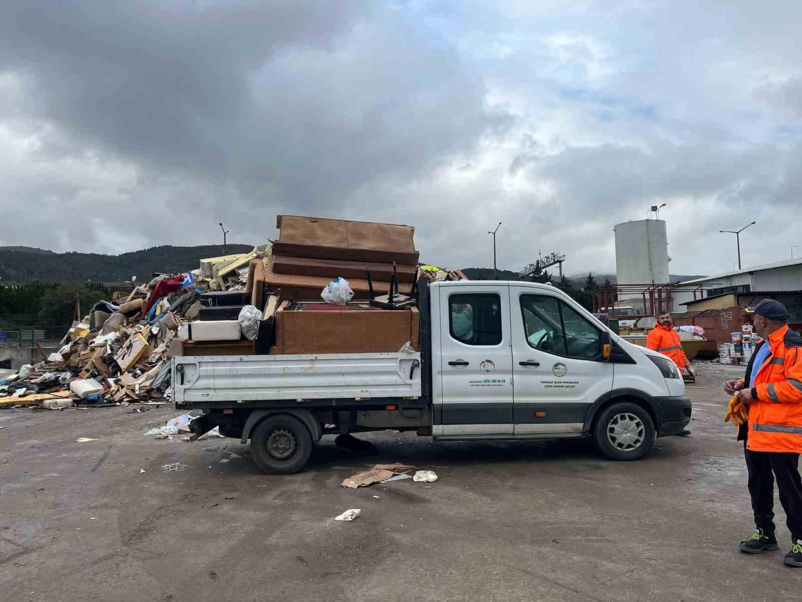 Körfez’de katı ve hacimli atıklar toplanıyor